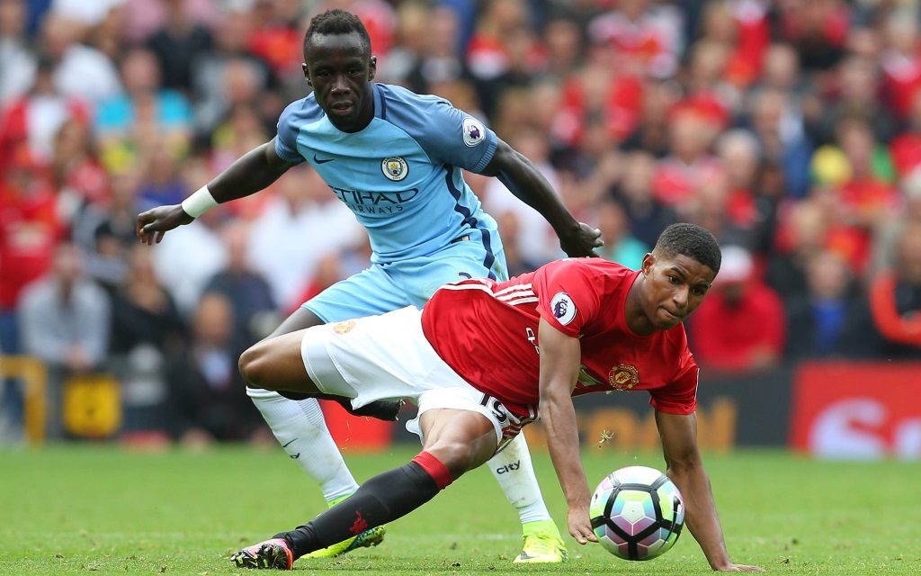 Bacary Sagna bedrängt Marcus Rashford im Premier-Leauge-Spiel Manchester United - Manchester City.