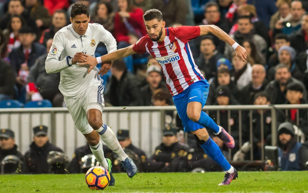 Raphael Varane kämpft mit Yannick Carrasco um den Ball im Spiel Atletico - Real Madrid in der Saison 2016/17