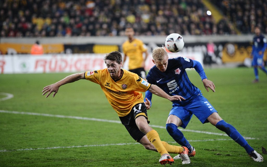 Andreas Lamberts kämpft mit Saulo Igor Decarli um den Ball im Spiel Dynamo Dresden - Eintracht Braunschweig in der Saison 2016/17.