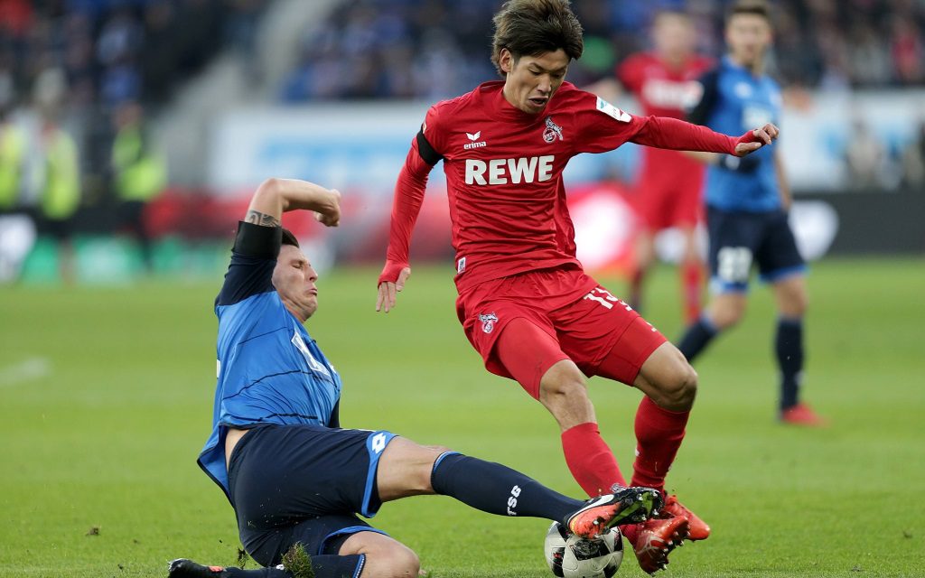 Niklas Süle grätscht Yuya Osako ab im Spiel TSG Hoffenheim - 1.FC Köln in der Saison 2016/17