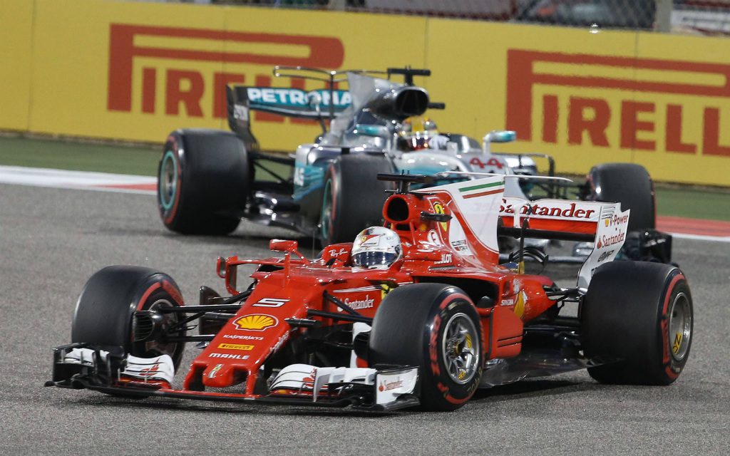 Imago/Thomas Melzer: Kann sich Sebastian Vettel (vorne) auch in Sotschi gegen Lewis Hamilton durchsetzen?
