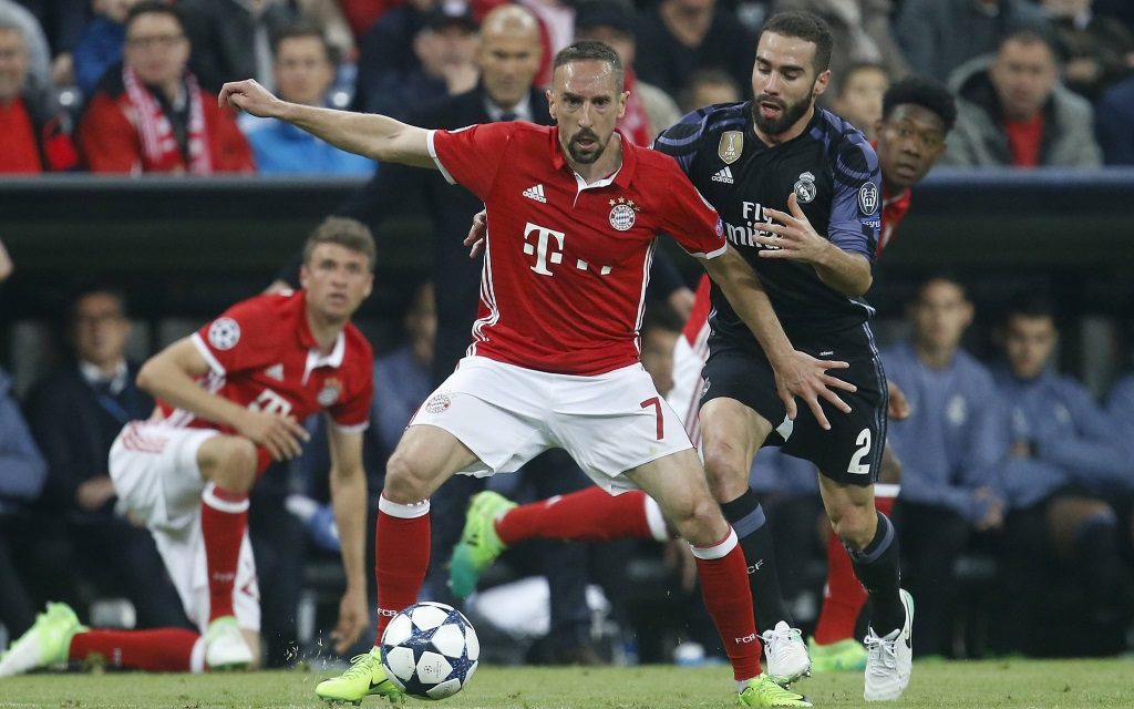 Franck Ribery (li.) im Zweikampf mit Daniel Carvajal im Spiel FC Bayern München - Real Madrid.