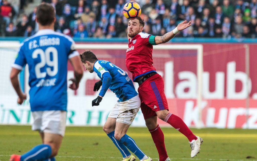 Rafael Czichos im Kopfballduell mit Stephan Andrist im Spiel Hansa Rostock - Holstein Kiel in der Saison 2016/17