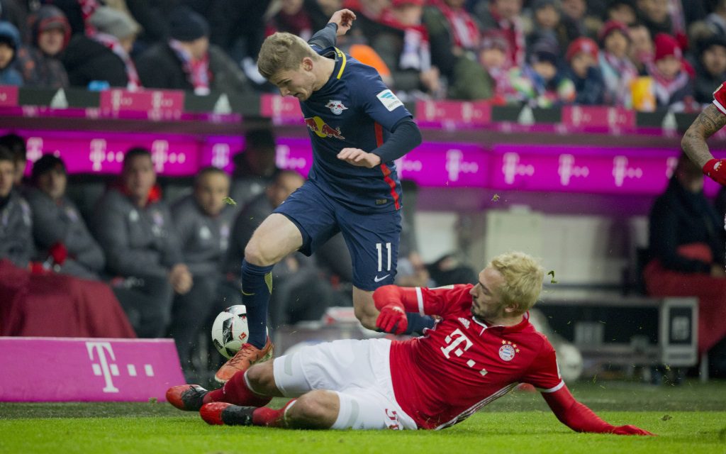 Mats Hummels mit einer Grätsche gegen Timo Werner im Bundesligaspiel Bayern München – RB Leipzig.