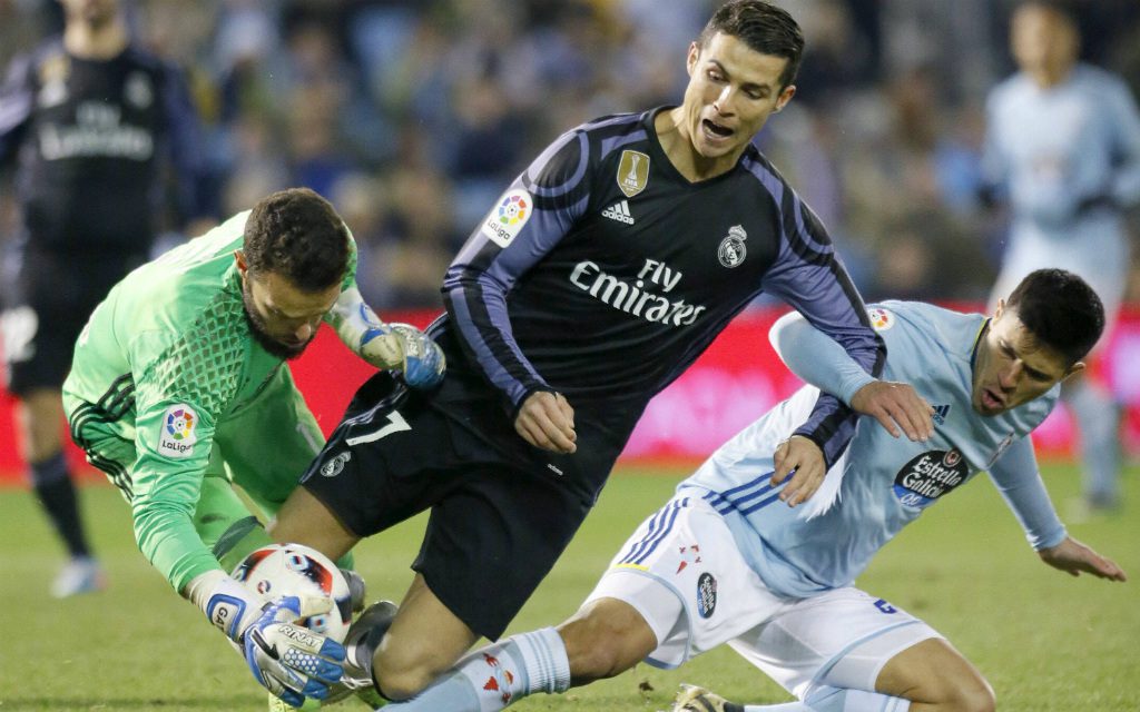 Imago/EFE: Im Pokal-Viertelfinale stoppten Celtas Alvarez (l.) und Roncaglia (r.) Superstar Ronaldo und Real Madrid. Und nun?