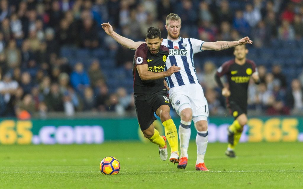 Sergio Agüero in Ballbesitzt gegen Chris Brunt im Spiel West Bromwich Albion - Manchester City in der Saison 2016/17.