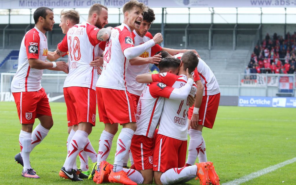 Jahn Regensburg feiert das Tor zum 1:0 gegen Wehen-Wiesbanden in der Saison 2016/17.
