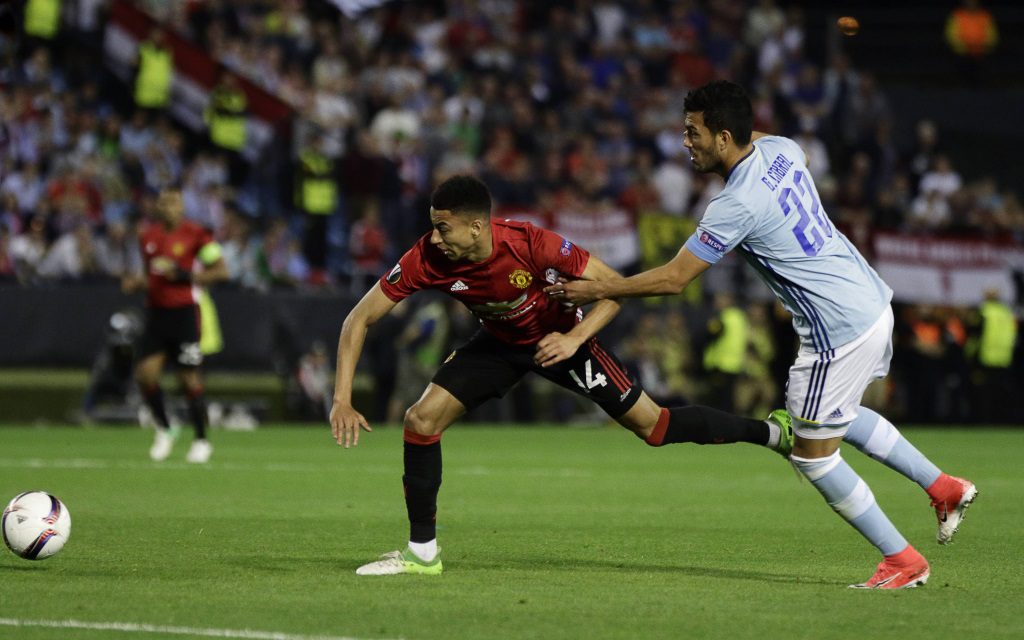 Jesse Lingaard behauptet den Ball gegen Gustavo Cabral im Spiel Celta Vigo - Manchester United in der Europa-League-Saison 2016/17.
