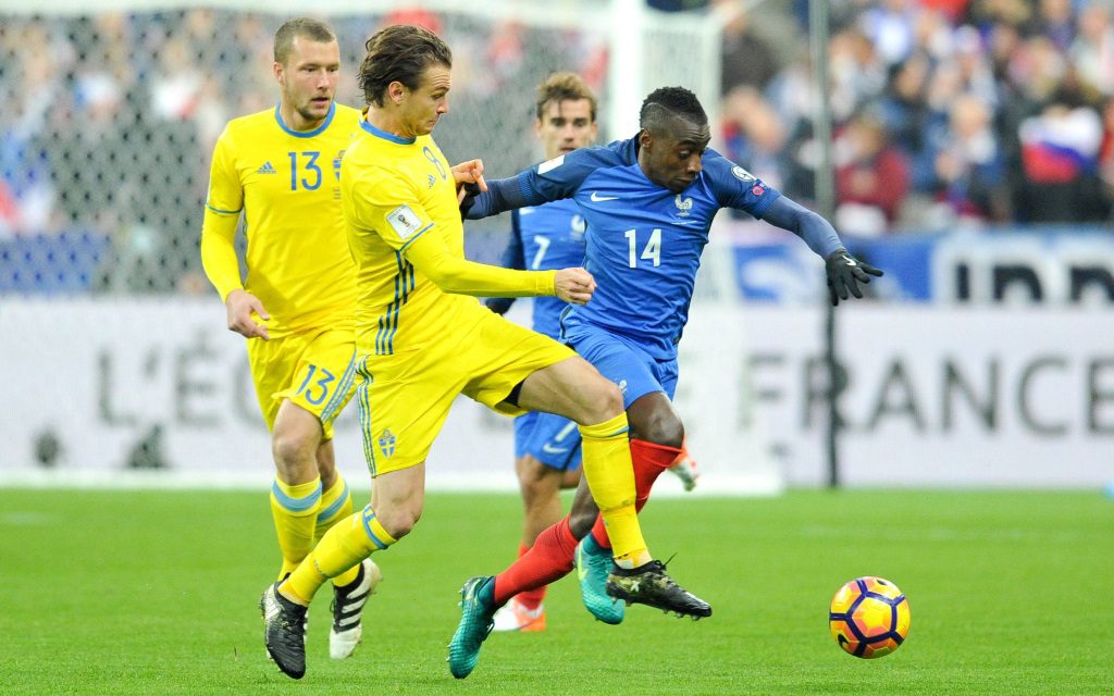 Schwedens Albin Ekdal attackiert Frankreichs Blaise Matuidi in der WM-Qualfifikation 2016/17