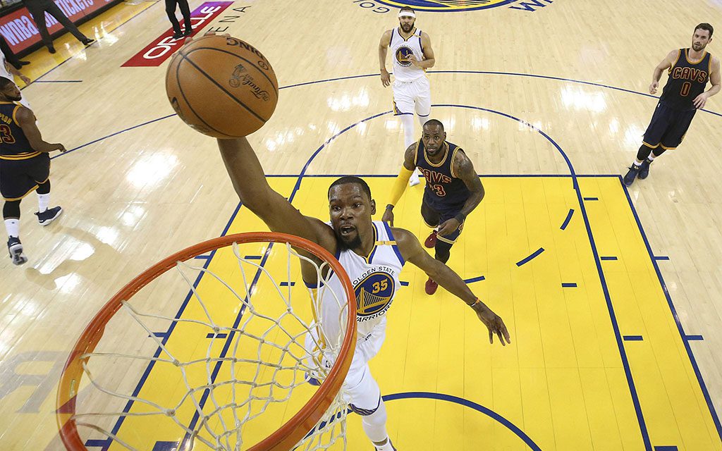Superstar Durant (M.) auf freiem Weg zum Korb während Spiel 2 der NBA-Finals