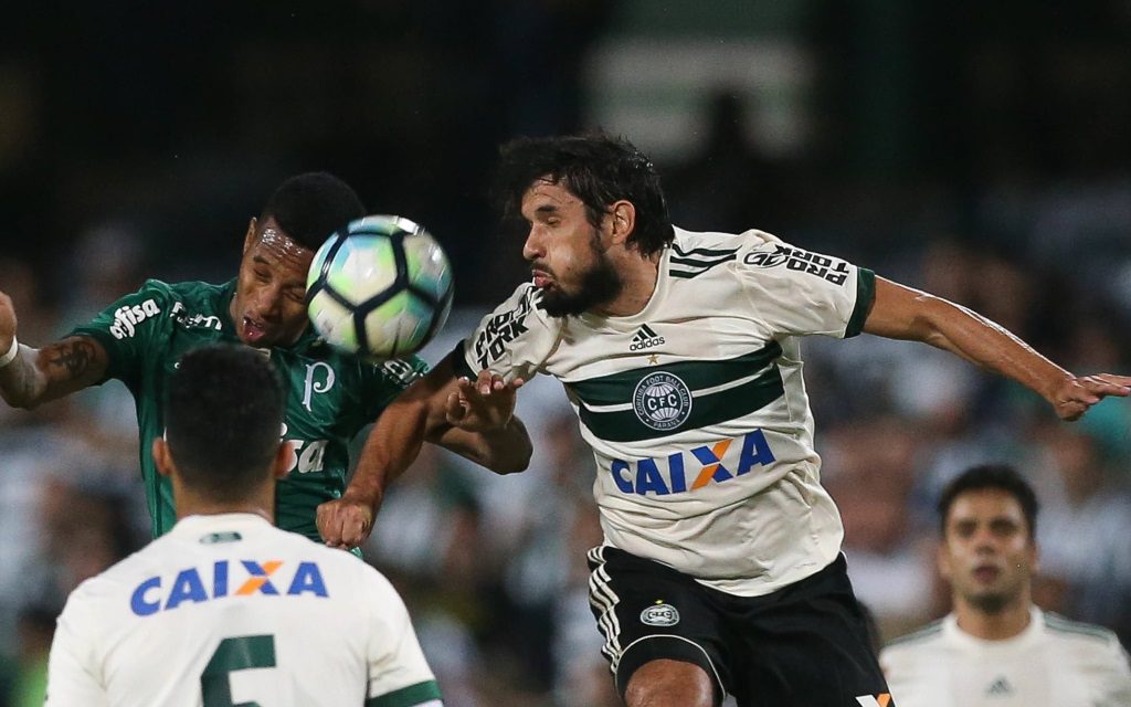 Tiago Real im Zweikampf mit Tche Tche im Ligaspiel Coritiba - Palmeiras.