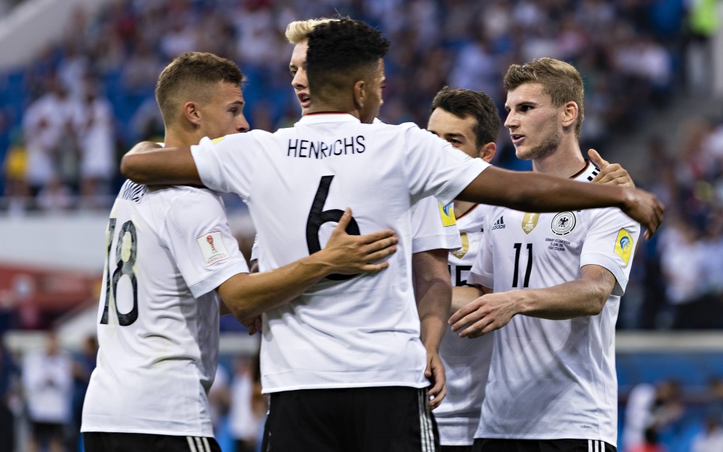 Deutsche Spieler beim Confed Cup im Gruppenspiel gegen Kamerun.
