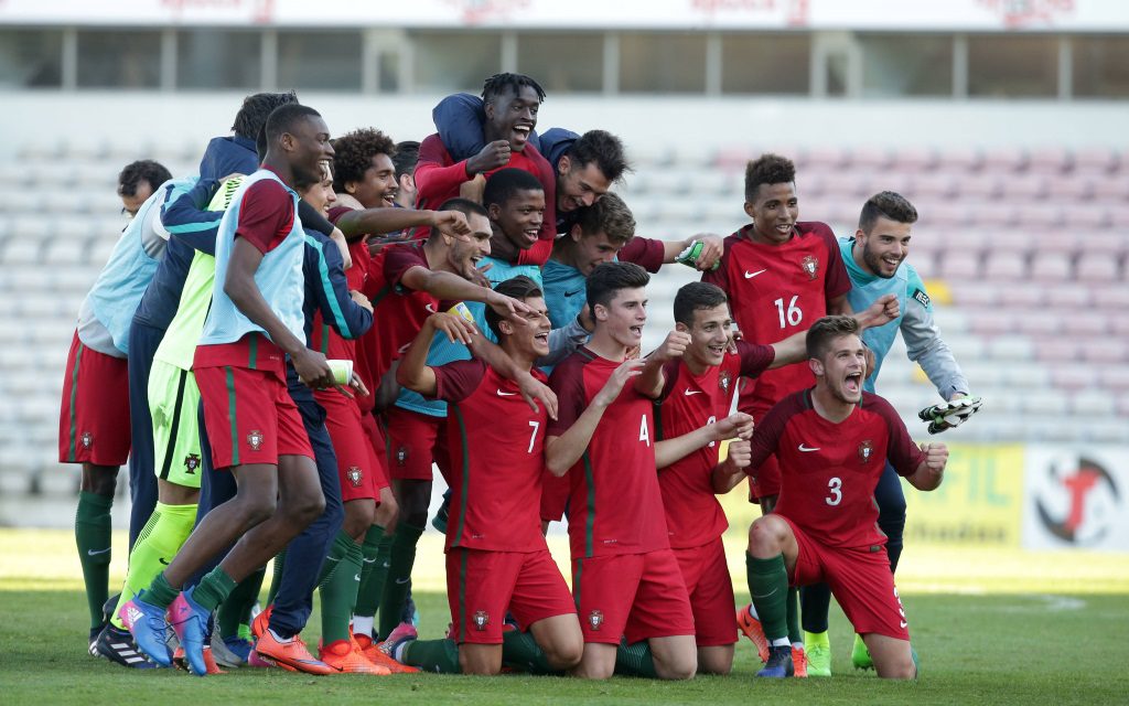 Portugal feiert nach dem Spiel gegen Polen die EM-Teilnahme in Georgien.