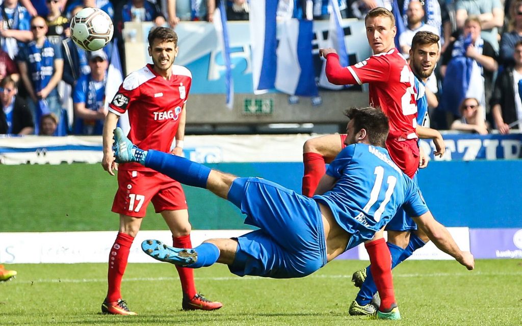 Christian Beck erzielt einTor für den 1.FC Magdeburg gegen Rot-Weiß Erfurt in der Saison 2016/17.