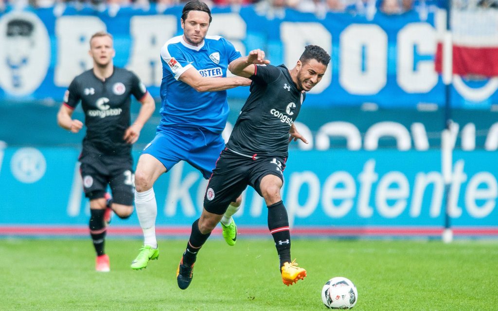Tim Hoogland im Zweikampf mit Aziz Bouhaddouz im Ligaspiel VfL Bochum - FC St. Pauli.
