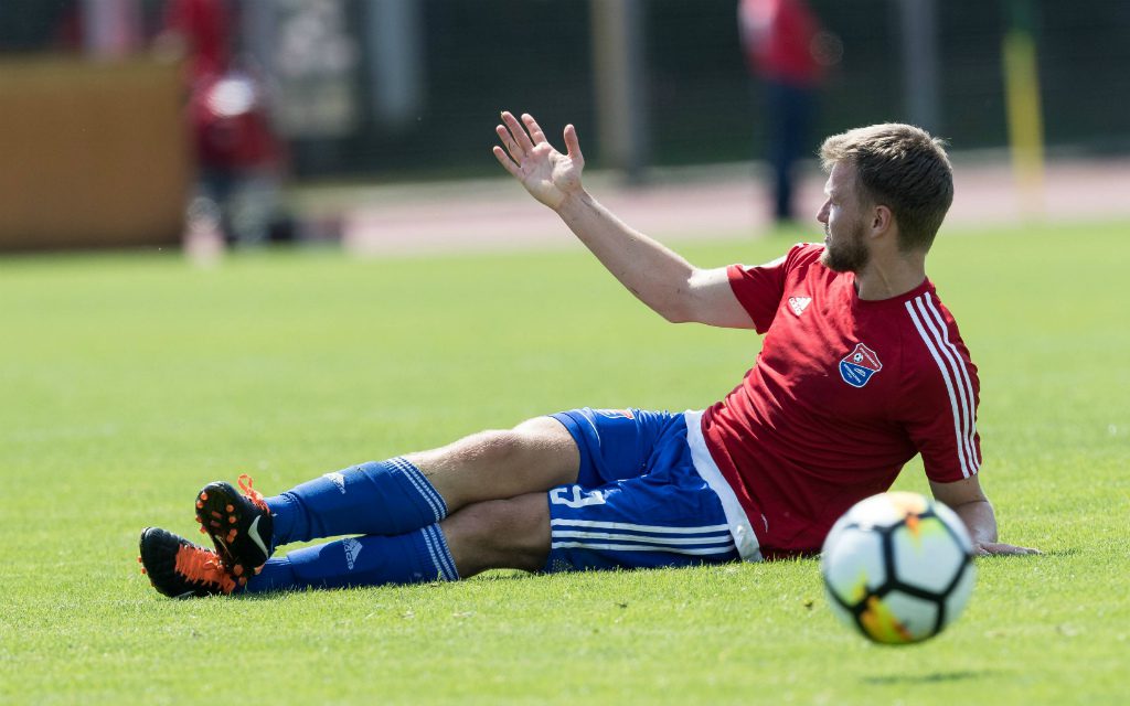 imago/Nordphoto: Statt den Ball zu spielen, lamentierten Stephan Hain und die Unterhachinger Spieler beim 0:3 in Bremen lieber.