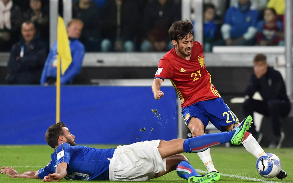 Imago/Insidefoto: Im Hinspiel konnte Italiens Barzagli (l.) Spaniens Silva manchmal nur durch Grätschen stoppen. Und nun?