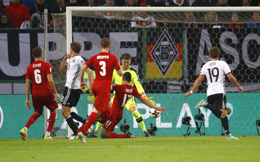 Thomas Müller trifft zum 3:0 in der WM-Quali gegen Tschechien.
