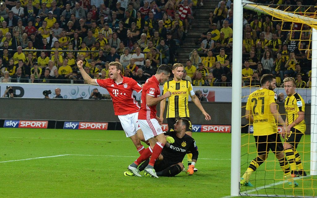 Thomas Müller trifft im Supercup der Saison 2016/17 für die Bayern gegen Borussia Dortmund.