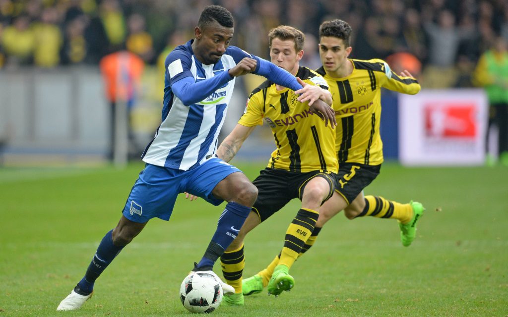 Salomon Kalou behauptet den Ball gegen Erik Durm im Ligaspiel Hertha BSC Berlin - Borussia Dortmund in der Saison 2016/17.