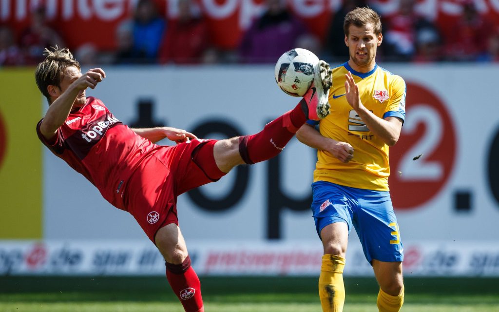 Daniel Halfar kämpft mit Hendrick Zuck um den Ball im Spiel Kaiserslautern - Braunschweig in der Saison 2016/17.