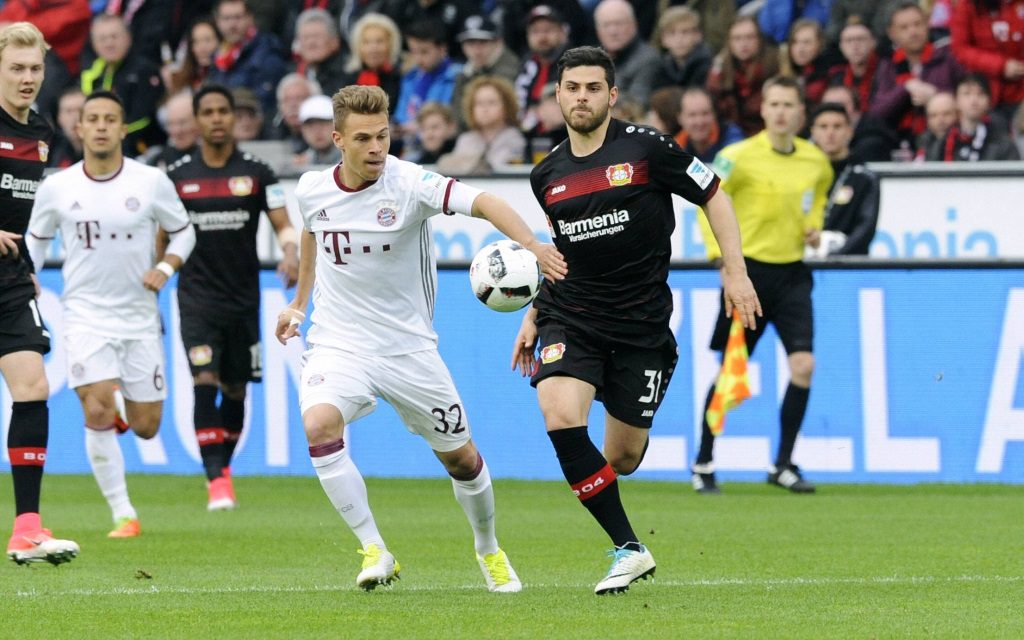 Joshua Kimmich im Zweikampf mit Kevin Volland im Spiel Bayer Leverkusen - FC Bayern in der Saison 2016/17.