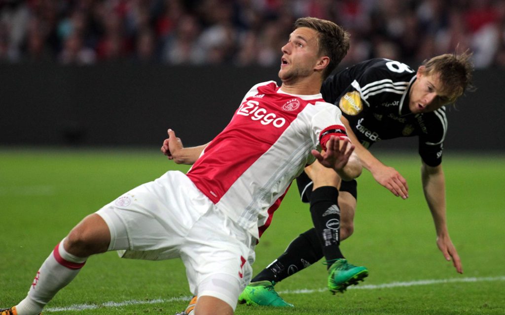 Joel Veltman wirft sich in den Zweikampf im Spiel Ajax - Rosenborg in der Saison 2017/18.