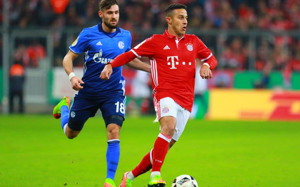Daniel Caligiuri im Laufduell mit Thiago im Ligaspiel FC Bayern - FC Schalke im DFB Pokal