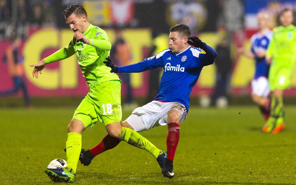 Thomas Blomeyer wird von Steven Lewerenz attackiert im Spiel Holstein Kiel gegen MSV Duisburg in der Saison 2016/17.