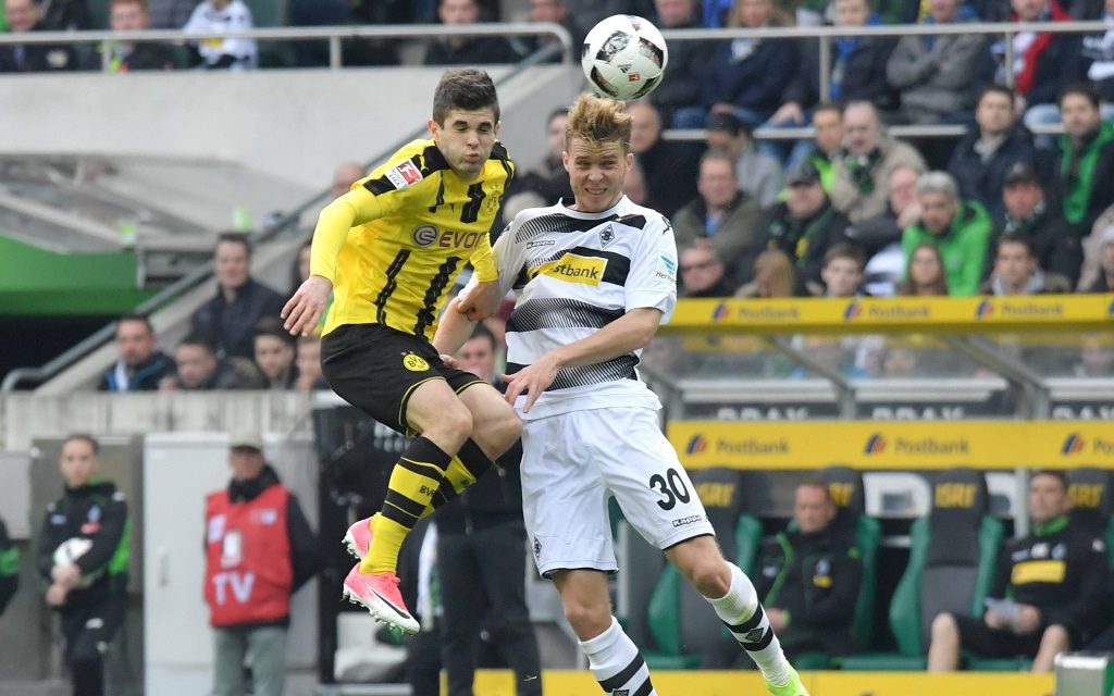 Christian Pulisic im Zweikampf mit Nico Elvedi im Spiel Borussia Mönchengladbach - Borussia Dortmund ind er Saison 2016/17.