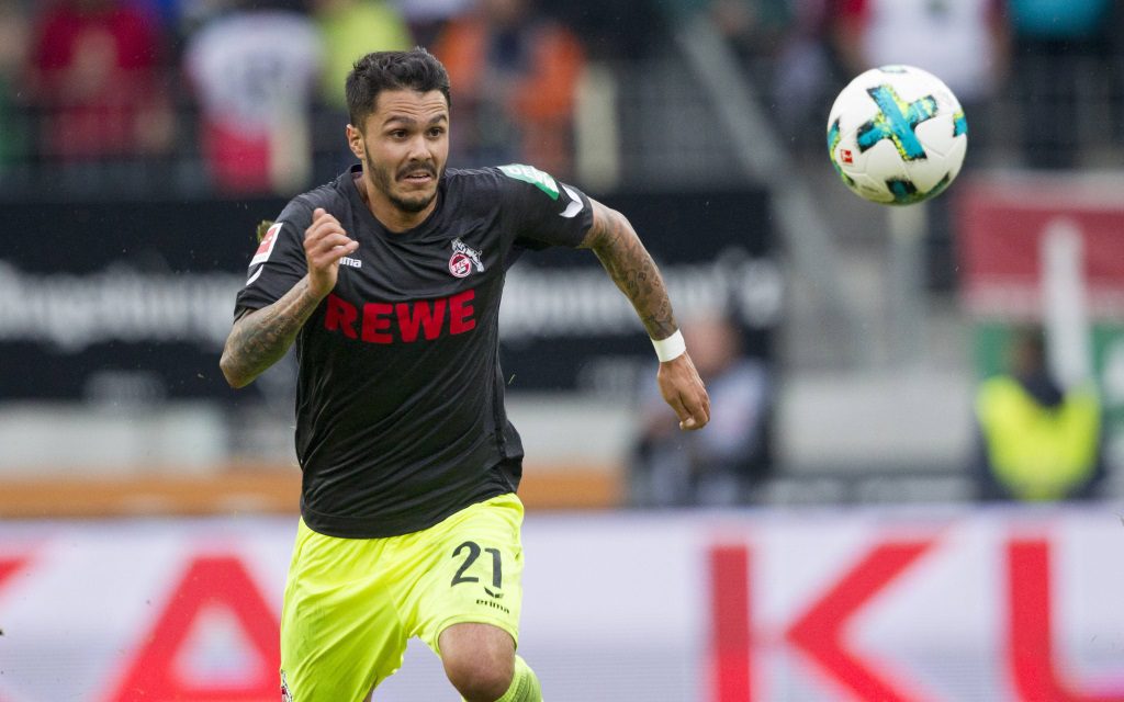 Leonardo Bittencourt fixiert den Ball im Ligaspiel FC Augsburg - 1.FC Köln.