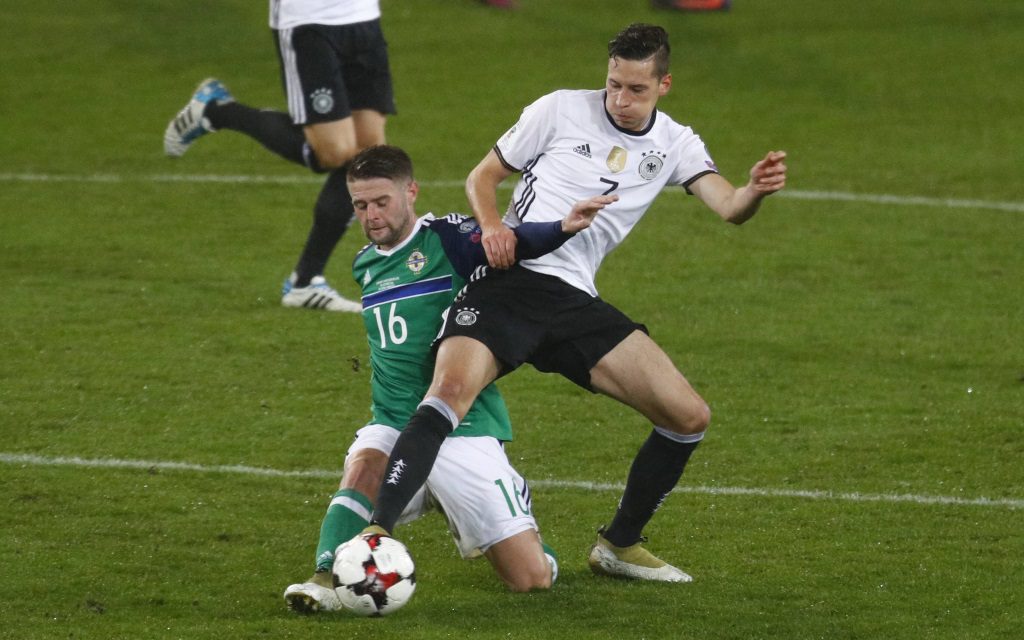 Julian Draxler im Zweikampf mit Oliver Norwood im Quali-Spiel Deutschland - Nordirland im Oktober 2016.