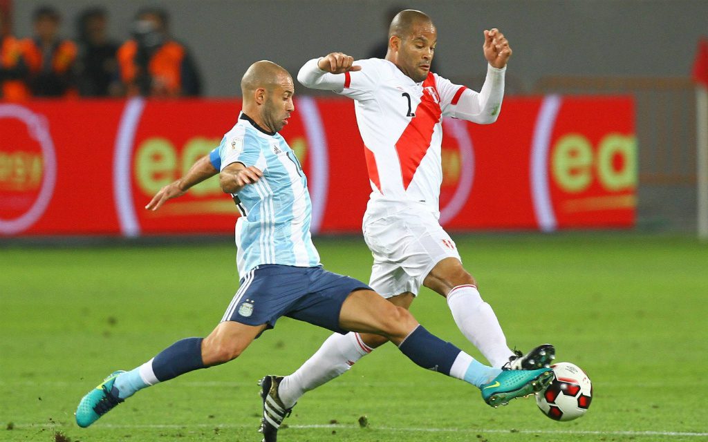 Imago/Photogamma: Lieferten sich schon im Hinspiel ein hartes Duell: Argentinies Mascherano (l.) und Perus Rodriguez.