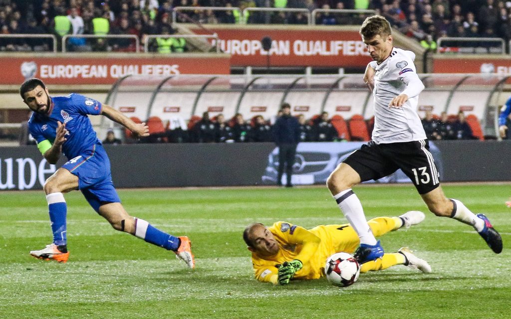 Thomas Müller triftt zum 2:1 in der WM-Quali gegen Aserbaidschan in Baku.