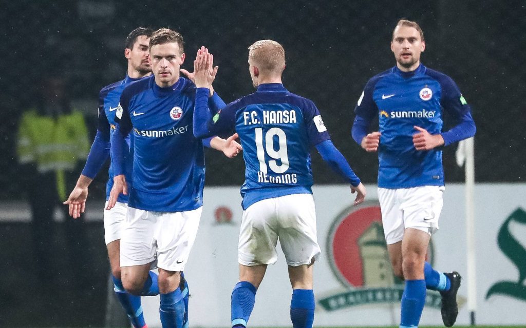 Hansa-Spieler nach einem Tor in der Liga gegen den VfL Osnabrück.