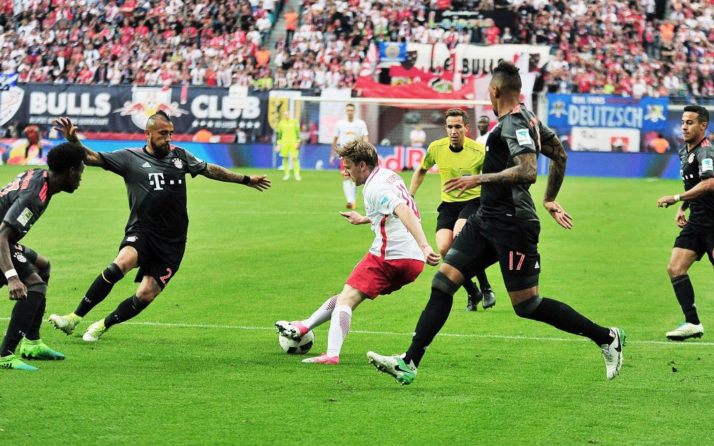 Emil Forsberg wird von vier Bayern-Profis attackiert.