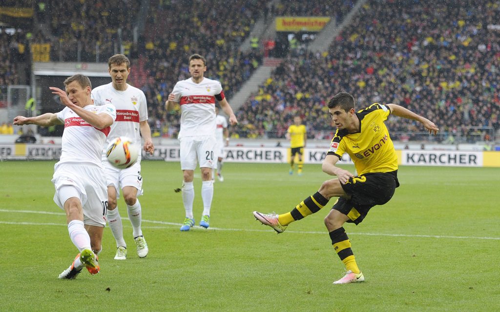 Christian Pulisic beim Schussversuch im Spiel zwischen VfB Stuttgart - Borussia Dortmund.