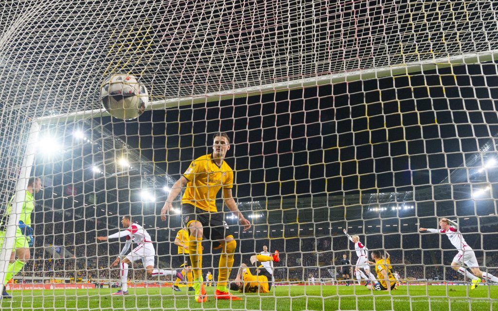 Torjubel des 1. FC Kaiserslautern nach dem 1:0 bei Dynamo Dresden am 23. Spieltag der Saison 2016/17.