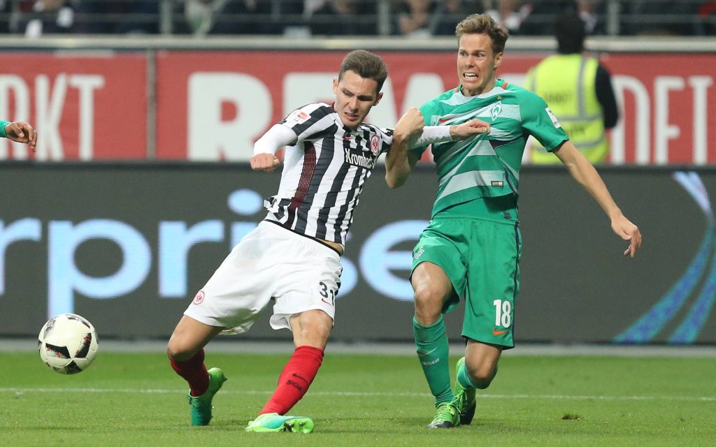 Mijat Gacinovic im Zweikampf mit Niklas Moisander im Ligaspiel Eintracht Frankfurt - Werder Bremen.