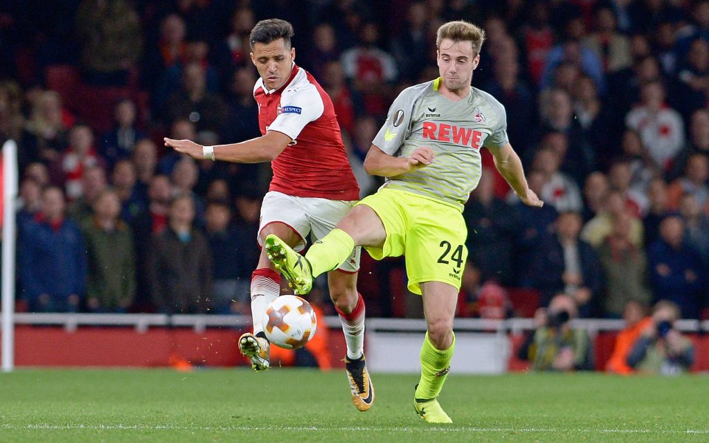 Alexis Sanchez kämpft mit Lukas Klünter um den Ball im Spiel FC Arsenal - 1. FC Köln.