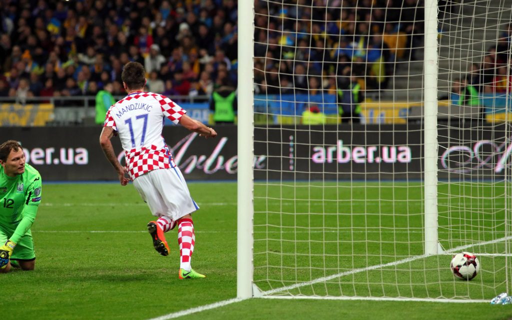 Mario Mandzukic erzielt ein Tor für Kroatien im WM-Quali-Spiel gegen die Ukraine.