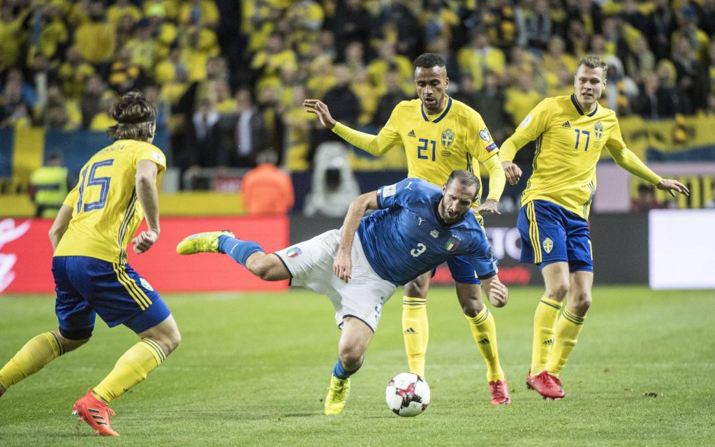 Giorgio Chiellini muss sich gegen drei Schweden behaupten im Playoff-Spiel Italien - Schweden.