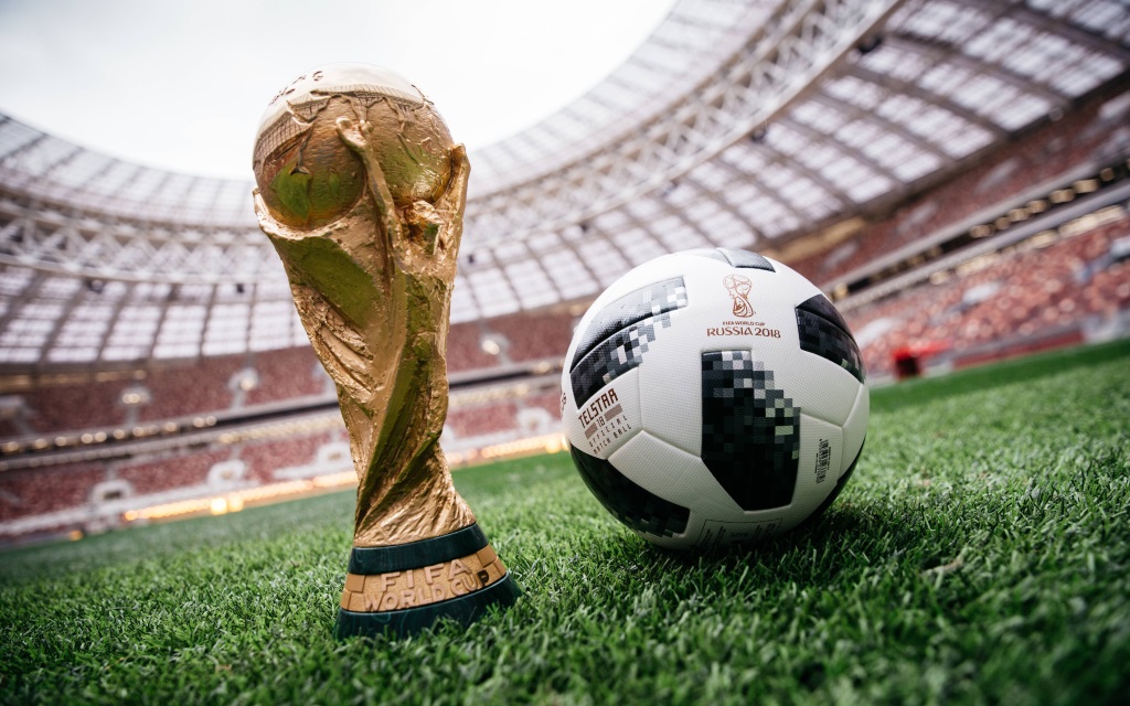 WM-Pokal und Spielball für die WM 2018 in Russland.