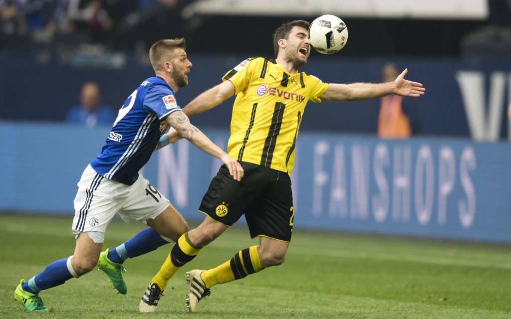 Guido Burgstaller im Zweikampf mit Sokratis im Spiel FC Schalke 04 - Borussia Dortmund.