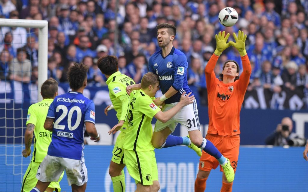 Marwin Hitz versucht den Ball abzufangen im Spiel FC Schalke - FC Augsburg.