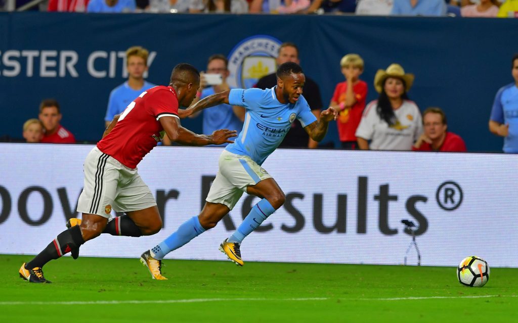 Raheem Sterling im Laufduell mit Antonio Valencia im Spiel Manchester City - Manchester United in Houston/Texas.