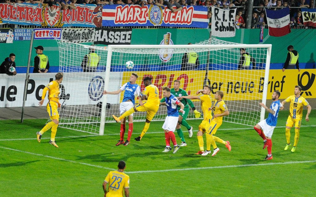 Kopfballchance von Marvin Duksch im Pokalspiel Holstein Kiel - Eintracht Braunschweig.