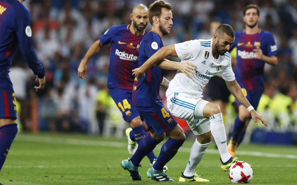 Imago/AFLOSPORT: Können Ivan Rakitic (m.) und der FC Barcelona Karim Benzema (r.) und Real Madrid im Clasico stoppen?