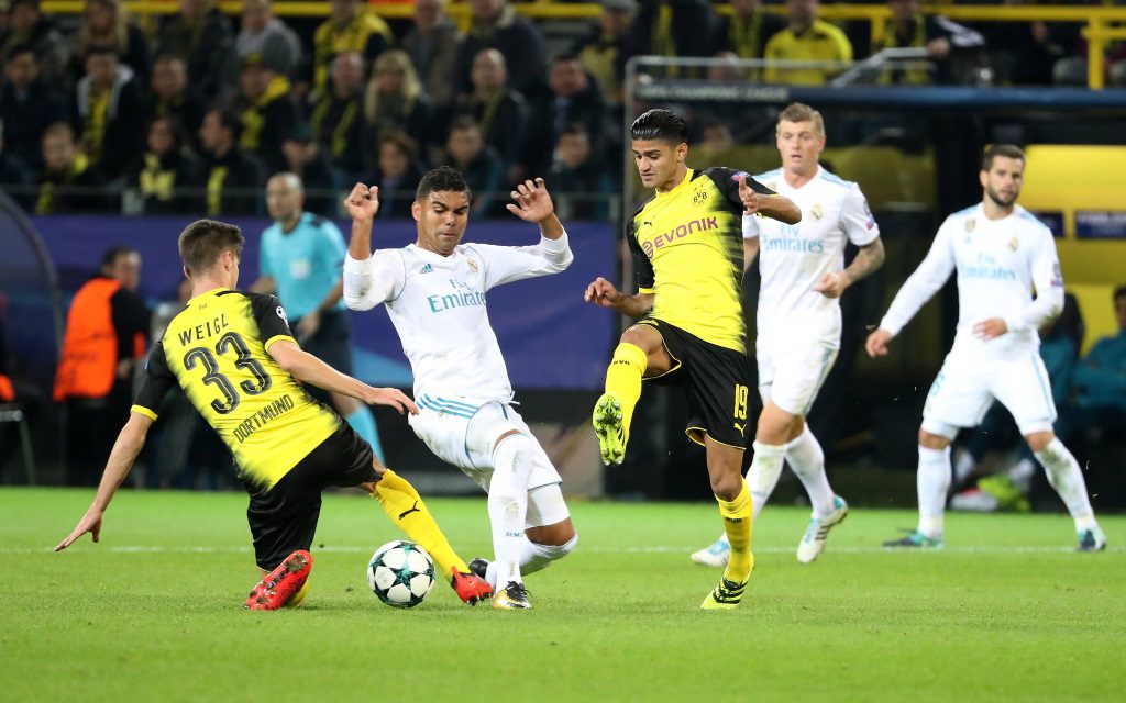 Julian Weigl und Mo Dahoud bedrängen Casemiro im Spiel Borussia Dortmund - Real Madrid.