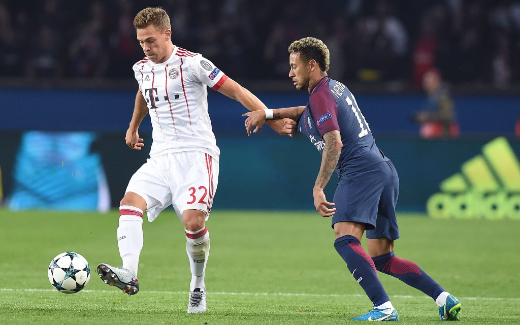 Joshua Kimmich im Zweikampf mit Neymar im Spiel Paris St. Germain - FC Bayern München.